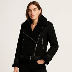 Mujer con campera negra de invierno, colección 2025, look sofisticado y funcional para el frío.