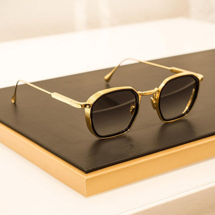 Anteojos de sol Alain Delon, montura metálica dorada, lentes oscuras UV400. Diseño elegante para el público sofisticado.
