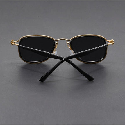 Anteojos de sol Kravitz Square armazón metálico dorado, lentes cuadrados oscuros, unisex, estilo retro-moderno.