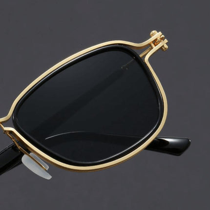 Anteojos de sol cuadrados con armazón metálico dorado grueso, lentes oscuros, diseño unisex sofisticado.