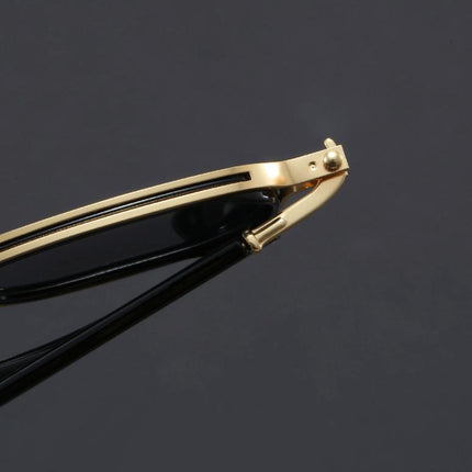 Detalle de armazón metálico grueso dorado de anteojos de sol Kravitz Square, diseño unisex con estilo robusto y moderno.