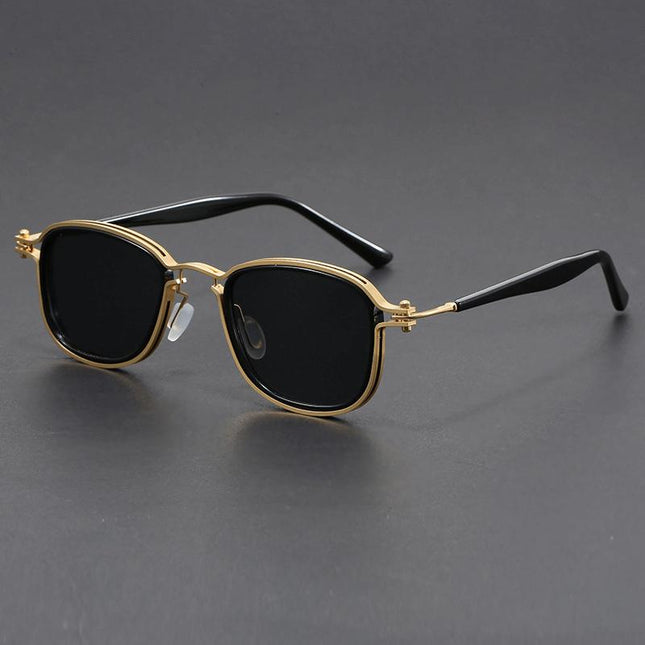 Anteojos de sol Kravitz Square unisex, armazón metálico dorado, lentes cuadrados negros, estilo retro-moderno.