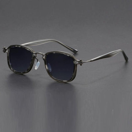 Anteojos de sol Kravitz Square, armazón metálico grueso, lentes cuadrados oscuros, diseño unisex elegante y moderno.