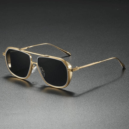 Anteojos de sol estilo navigator dorados con protección UV400, diseño retro y marco angular para hombres modernos.
