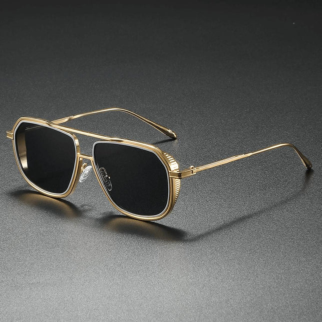 Anteojos de sol estilo navigator dorados con protección UV400, diseño retro y marco angular para hombres modernos.