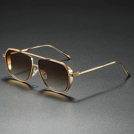 Anteojos de sol tipo navigator dorados con lentes UV400, ideales para hombres que buscan estilo y protección solar.