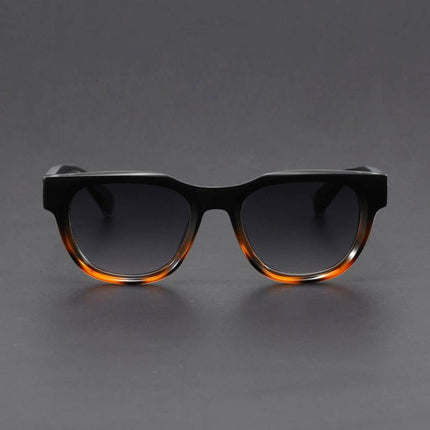 Anteojos de sol polarizadas Visconti, armazón grueso negro con detalles ámbar, lentes UV400, estilo retro moderno.