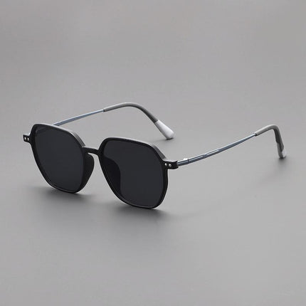 Anteojos de sol Tom Anderson de acetato mate negro, silueta cuadrada, estilo refinado, con patillas metálicas elegantes.