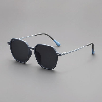 Anteojos de sol cuadrados para adultos, acetato mate gris, patillas metálicas estilizadas, estilo refinado y divertido.