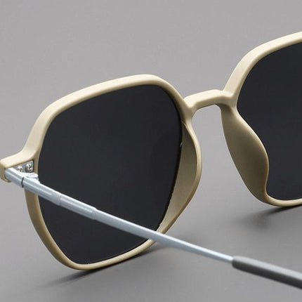 Anteojos de sol Tom Anderson en acetato mate beige, diseño cuadrado de borde suave, público joven elegante.