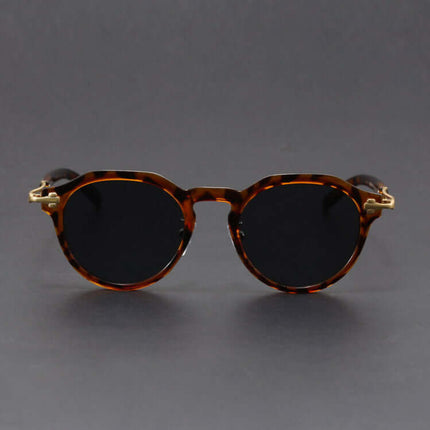 Anteojos de sol vintage marrones con lentes oscuros degradé, detalles metálicos, estilo retro para adultos jóvenes.