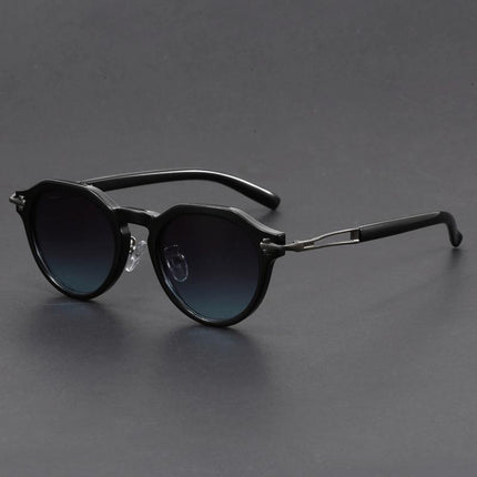 Anteojos de sol vintage, marco negro, lentes degradé oscuros, detalles metálicos, estilo Bob Dylan, protección UV400.