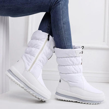 Bota blanca de piel sintética impermeable para mujer, ideal para nieve. Diseño moderno y cálido.
