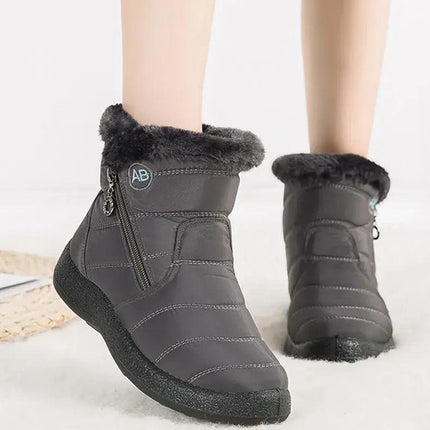 Bota impermeable gris para mujer, diseño elegante, interior de felpa, ideal para invierno y paseos con estilo.
