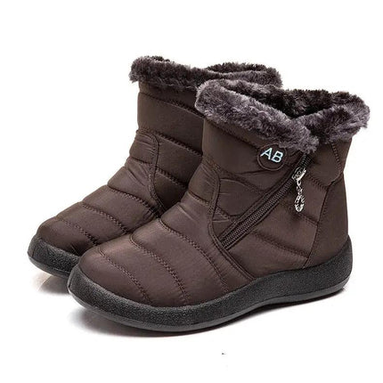 Bota impermeable marrón para mujer, con felpa interior, diseño moderno y tacón bajo, ideal para invierno y clima frío.
