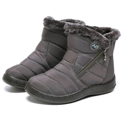Bota impermeable chic gris con abrigo de felpa suave, diseño moderno para mujeres, ideal para invierno en Argentina.