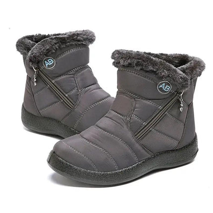Bota impermeable chic de mujer, color gris con abrigo interior de felpa y diseño moderno, ideal para climas fríos.