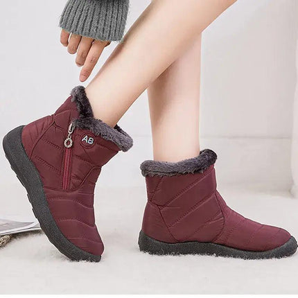 Bota impermeable chic burdeos para mujeres con felpa, tacón bajo y diseño moderno, ideal para invierno y paseos.