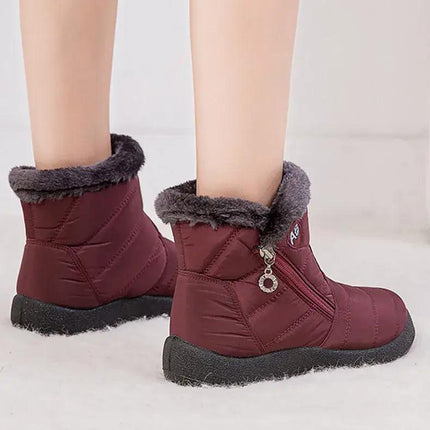 Bota impermeable chic color burdeos con forro de felpa, diseño moderno, ideal para mujeres en invierno.
