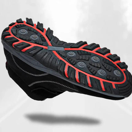 Suela antiderrapante de botas negras de invierno para mujeres, con detalles rojos, ideal para clima frío.