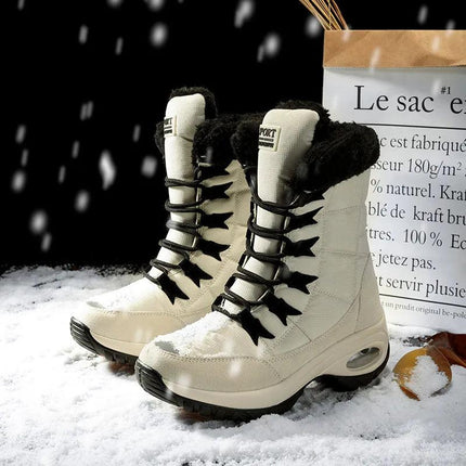 Botas de invierno para mujer, material sintético blanco, forro negro, ideales para nieve y bajas temperaturas.