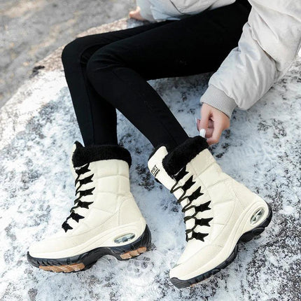 Botas de invierno mujer beige con forro de piel, estilo moderno, ideales para el frío, calzado cómodo y cálido.