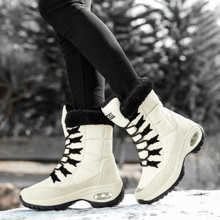 Botas de invierno blancas para mujer, tejido acolchado, suela robusta, detalle de piel negra en el borde, estilo moderno.