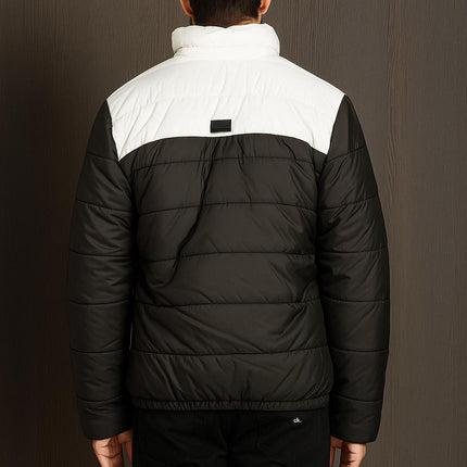 Campera acolchada bicolor hombre, blanco y negro, con cuello alto y diseño moderno para estilo urbano y comodidad.