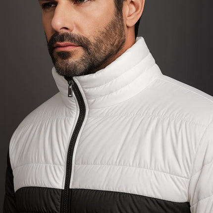 Campera acolchada bicolor blanca y negra para hombre, diseño moderno con cuello alto y aislación térmica.