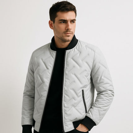 Campera acolchada gris para hombre, invierno 2025, algodón grueso, estilo moderno con cuello alto y bolsillos.