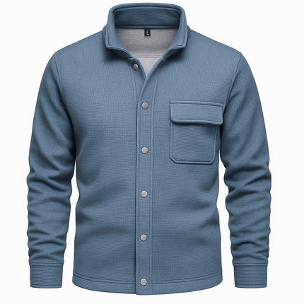 Campera Aspen azul de poliéster texturizado con cierre de botones a presión, bolsillo frontal. Ideal hombres, media estación.