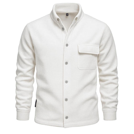Campera Aspen blanca de poliéster texturizado para hombre, cierre botones a presión, bolsillo con solapa.
