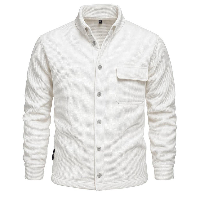 Campera Aspen blanca de poliéster texturizado para hombre, cierre botones a presión, bolsillo con solapa.