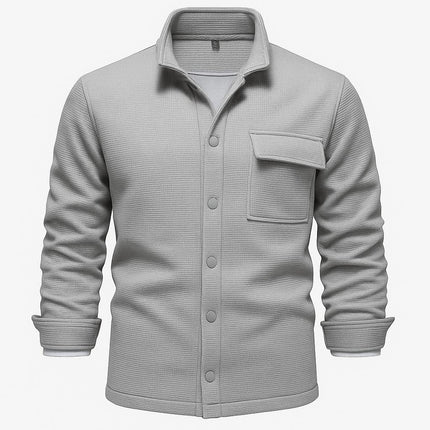 Campera Aspen de poliéster gris con elasticidad, cierre a presión y bolsillo frontal, ideal para media estación masculina.