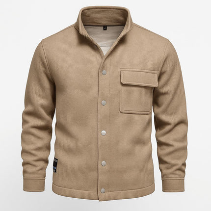 Campera Aspen beige de poliéster texturizado con cierre de botones a presión para hombres, con bolsillo frontal funcional.