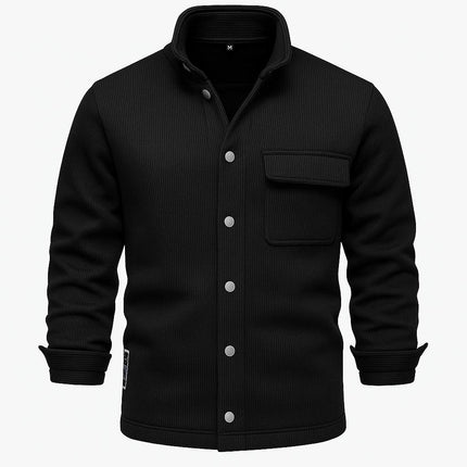 Campera Aspen negra de poliéster texturizado para adultos, cierre con botones y bolsillo con solapa, ideal para media estación.
