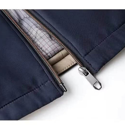 Campera Bomber Boulevard de hombre, material de poliéster, color azul oscuro, detalle de cierre metálico visible.