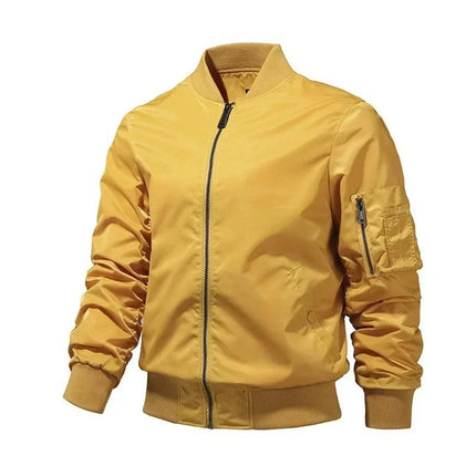 Campera Bomber para hombre en color amarillo, hecha de poliéster, con cierre frontal y bolsillo en la manga.