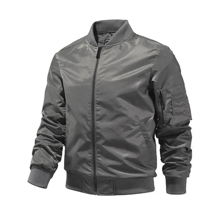 Campera bomber para hombre de color gris, confeccionada en material sintético, ideal para estilo urbano y moderno.