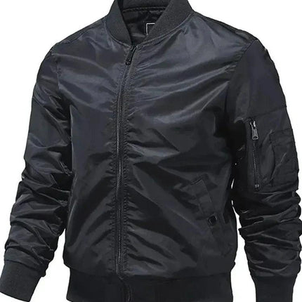 Campera bomber para hombre de nylon negro, diseño moderno y ajustado, ideal para uso casual y urbano.