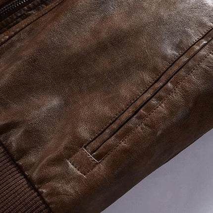 Campera de cuero masculina marrón con costuras elegantes, diseño premium para un estilo sofisticado y duradero.