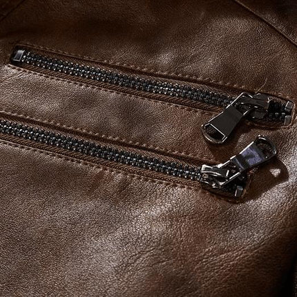 Detalle de campera de cuero masculina marrón con cierres elegantes, diseño premium, estilo y durabilidad.