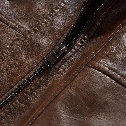 Detalle de campera de cuero masculino color marrón con cierre metálico, diseño premium y costuras elegantes.
