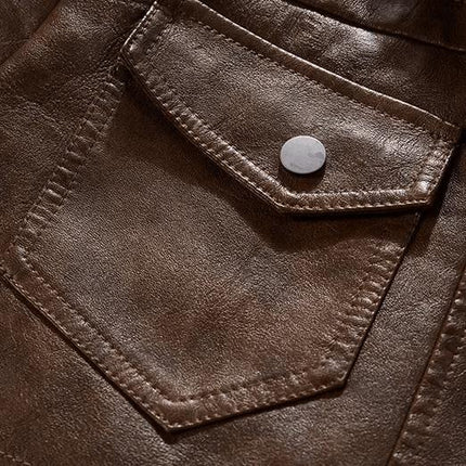 Detalle de campera masculina de cuero marrón, costuras elegantes, diseño sofisticado, ideal para hombres con estilo.