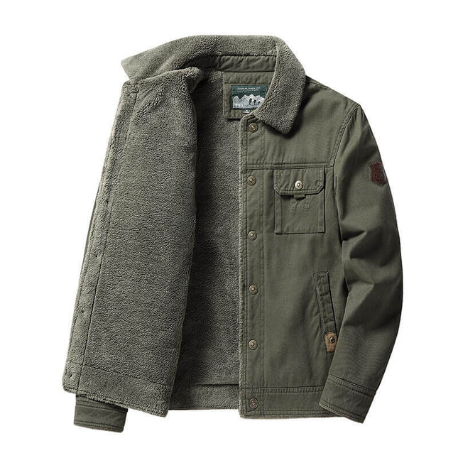 Campera hombre verde olivo de gabardina forrada en sherpa térmico, ideal para estilo urbano y abrigo.