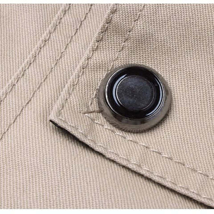 Detalle de botón en campera casual Marshall para hombres, color beige, material de algodón resistente.