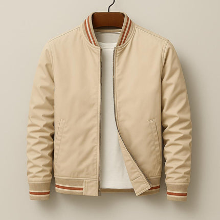 Campera casual beige hombre, nylon premium, cuello acanalado rayado, bolsillos laterales, cierre cremallera completo.