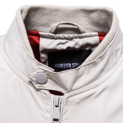 Campera Classic Luxury de nylon blanco, estilo deportivo retro, para hombres, con cuello alto y detalles acanalados.