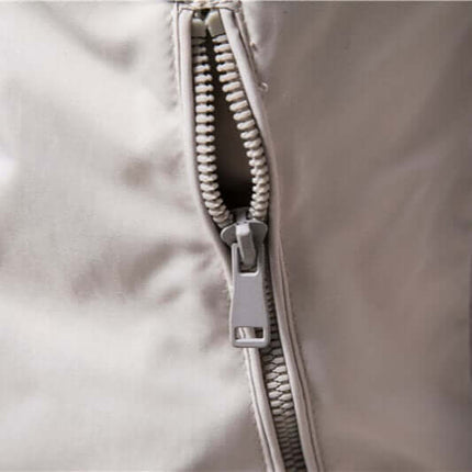 Cierre de campera Classic Luxury en nylon beige, diseño deportivo con rayas, ideal para hombres modernos.