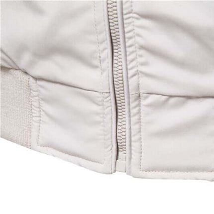 Campera blanca Classic Luxury para hombres, de nylon resistente y estilo retro con cierre y bolsillos embutidos.